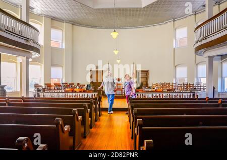 Touristen besuchen das Old Courthouse Museum nach dem Tod des lokalen Autors Harper Lee am 19. Februar 2016 in Monroeville, Alabama. Stockfoto