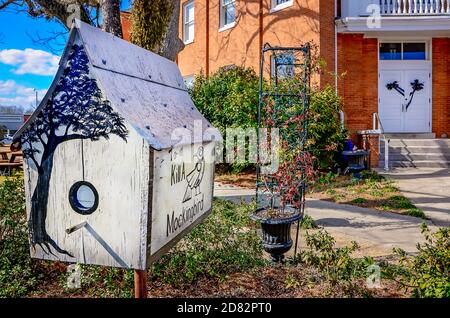 Schwarze Bänder hängen am Old Courthouse Museum nach dem Tod des lokalen Autors Harper Lee, 19. Februar 2016, in Monroeville, Alabama. Stockfoto