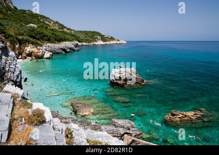 Strand von Mylopotamos - Tsagarada - einer der schönsten Strände von Pelion, Griechenland Stockfoto