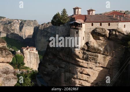 Ansicht von Moni von Varlaam und auf Hintergrund von moni Roussanou auf Klippe von Meteora, Griechenland Stockfoto