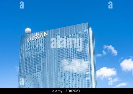 Atlantic City, NJ - 6. Okt. 2020: Der Hotelturm des Ocean Casino Resorts ist das höchste Gebäude in Atlantic City. Oben auf dem Turm ist ein 40 Fuß weißer Spher Stockfoto
