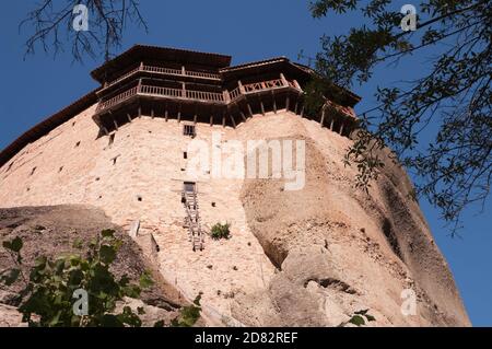 Unten Ansicht von Moni Agias Varvaras Roussanou von Meteora, Griechenland Stockfoto