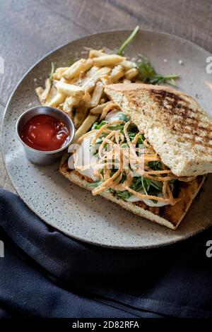 Chicken Panini serviert mit Pommes im italienischen Restaurant Stockfoto