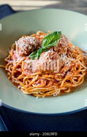 Spaghetti und Fleischbällchen im italienischen Restaurant Stockfoto