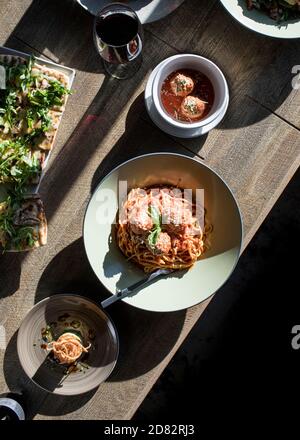 Hartes Licht bei italienischen Gerichten im italienischen Restaurant Stockfoto