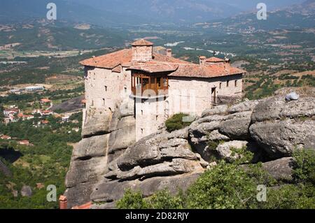 Blick auf Moni Agias Varvaras Roussanou auf dem Bergfelsen Meteora, Griechenland Stockfoto