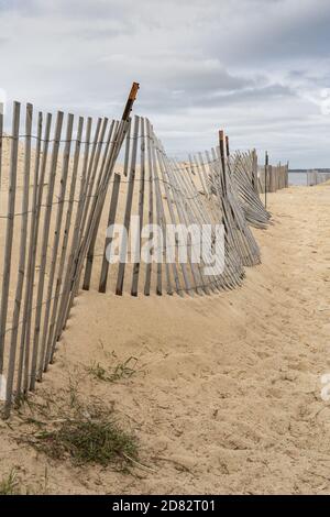 Stürmischer Tag am Strand mit Erosionsfechten Stockfoto