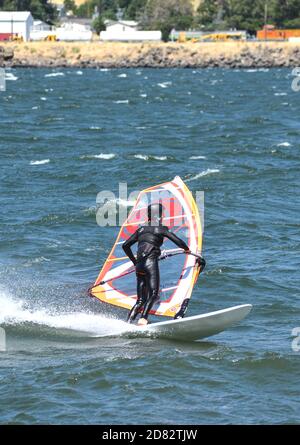 Ein Windsurfer gleitet durch den Columbia River nahe Hood River, Oregon, USA. Stockfoto