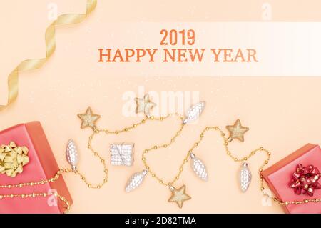 2019 Happy New Year Konzept, Geschenkschachteln oder Geschenkschachteln mit roten Schleifen, Stern und Kugel auf goldenem Hintergrund Stockfoto