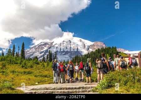 Eine Gruppe von Wanderern überprüft die Wanderkarte, bevor sie ihre Wanderung im Mount Rainier National Park, Washington-USA, beginnen. Stockfoto