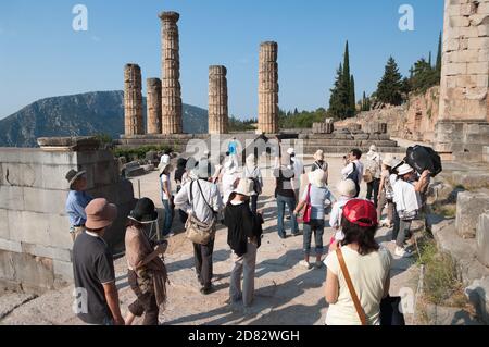 Delphi, Griechenland - 18. Juli 2009: Gruppe japanischer Touristen besuchen die archäologische Stätte von orakel Apollo in Delphi; die Touristen tragen einen Hut Stockfoto