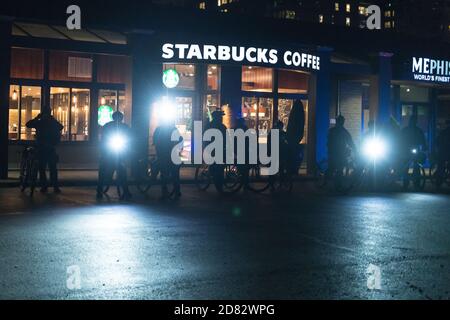 Bellevue, USA. Okt. 2020. Am frühen Abend beobachtete die Polizei während der BLM-Proteste Demonstranten in der Bellevue Square Mall. Stockfoto
