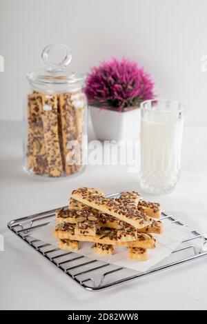 Glutenfrei, gesalzen, Sesam, Sonnenblume gesät knuspriger Keks auf einem Pfings Stockfoto