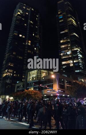 Bellevue, USA. Okt. 2020. Am frühen Abend protestierten Demonstranten in der Innenstadt von Bellevue während eines BLM-Protestes. Stockfoto