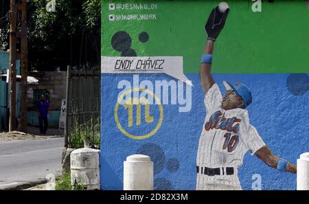 Valencia, Carabobo, Venezuela. Oktober 2020. Bildunterschrift:26. Oktober 2020.EIN Mann wird in der Nähe von Graffiti des venezolanischen Major League Baseballspielers Endy Chavez angehalten. Dies ist eine Hommage des Bürgermeisters von Valencia, an die herausragenden Nachkommen des Afros. In Valencia, Carabobo, Venezuela - Foto: Juan Carlos Hernandez Kredit: Juan Carlos Hernandez/ZUMA Wire/Alamy Live News Stockfoto