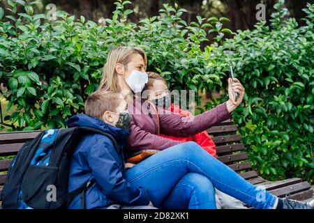 Mutter mit ihren kleinen Kindern, die ein Selfie machen Stockfoto