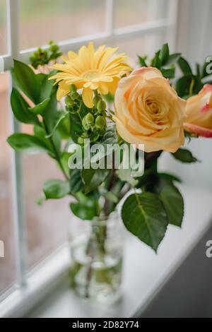 Nahaufnahme des Blumenstraußes auf der Fensterbank Stockfoto