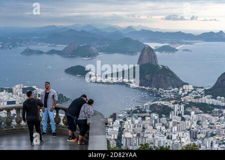 Schöne Aussicht auf Touristen genießen den Blick auf die Stadt von Christus der Erlöser Statue, Tijuca Wald, Rio de Janeiro, Brasilien Stockfoto