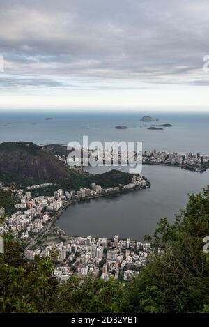 Schöner Blick auf die Lagune und das Meer der Stadt vom Corcovado Berg, Tijuca Wald, Rio de Janeiro, Brasilien Stockfoto