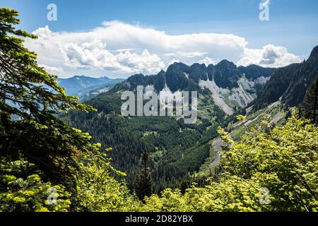 Berge oberhalb der Interstate 90 durch die zentralen Cascade Mountains östlich von McClellan Butte, Washington, USA Stockfoto