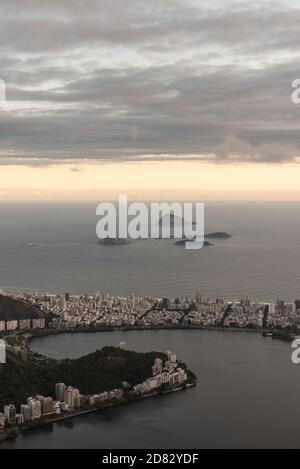 Schöner Blick auf die Lagune und das Meer der Stadt vom Corcovado Berg, Tijuca Wald, Rio de Janeiro, Brasilien Stockfoto