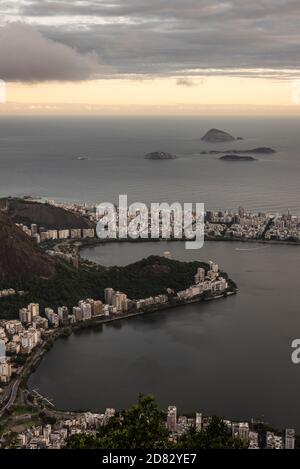 Schöner Blick auf die Lagune und das Meer der Stadt vom Corcovado Berg, Tijuca Wald, Rio de Janeiro, Brasilien Stockfoto