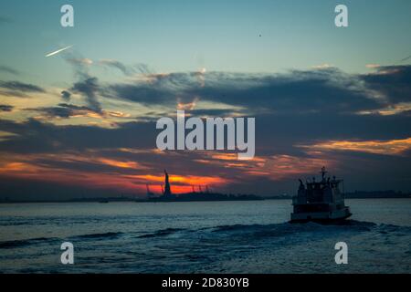 Freiheitsstatue bei Sonnenuntergang Stockfoto