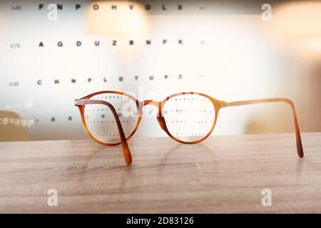 Gläser, die das Sehvermögen von unscharf bis scharf korrigieren. Stockfoto