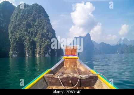 Blick vom Boot auf den Ratchaprapha Nationalpark Stockfoto