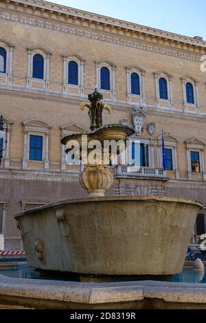 Farnese Palace (Palazzo Farnese) Renaissance Palast Gebäude Fassade und Brunnen, Französisch Botschaft, Piazza Farnese, Regola Rione, Rom, Italien Stockfoto