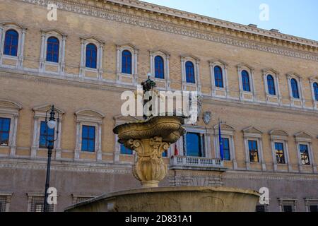 Farnese Palace (Palazzo Farnese) Renaissance Palast Gebäude Fassade und Brunnen, Französisch Botschaft, Piazza Farnese, Regola Rione, Rom, Italien Stockfoto