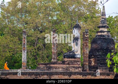 munk betet an einer buddha-Statue im Dschungel Stockfoto