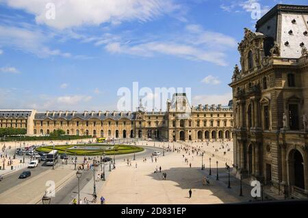 Außenansicht eines Teils des Louvre Museums mit Blick auf die umgekehrte Glaspyramide, Place du Carrousel, Paris, Frankreich. Stockfoto