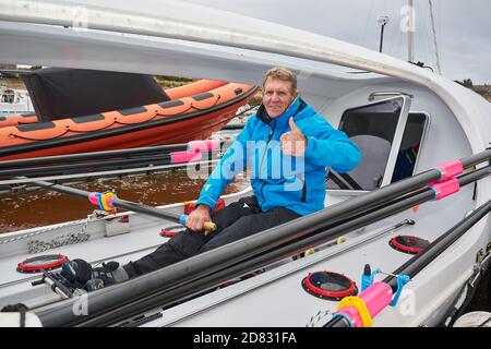 22. Oktober 2020. Findhorn Marina, Finfdhorn, Moray, Schottland, Großbritannien. Dies ist Grant Blakeway und sein ungewöhnliches Boot MELOKUHLE, das er mit einer Hand rudern soll Stockfoto