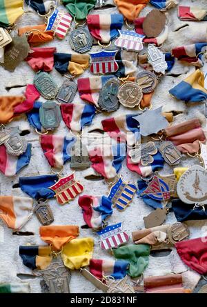 Eine Auswahl an Vintage-Bändern, Medaillen und Auszeichnungen in einem bunten Stillleben Stockfoto