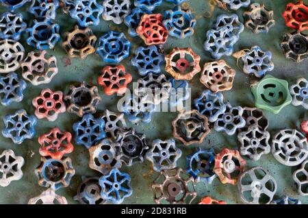 Ein buntes Sortiment von Metallgriffen in der Regel auf einem gefunden Wasserhahn im Freien Stockfoto