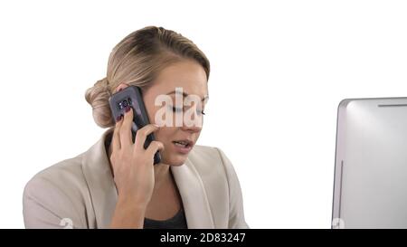 Junge Bürofrau im Gespräch mit jemandem auf ihrem Handy, weiß Stockfoto