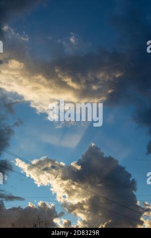 Wetter, Sonne scheint durch Wolken. Sonnenstrahlen, die wie riesige Scherben durch die Wolken strahlen. Stockfoto