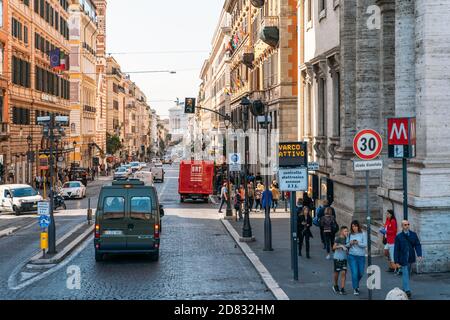 Rom, Italien - 2020: Historisches Zentrum von Rom, Italien mit alten Gebäuden, Touristen auf Straßen und Autoverkehr. Italienische Reisen. Stockfoto