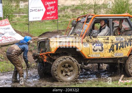 SALOVKA, Russland - Mai 5, 2017: Offroad 4x4 Auto durch Schlamm und Wasser fahren auf jährliche Offroad 4x4 Auto Rennen Stockfoto