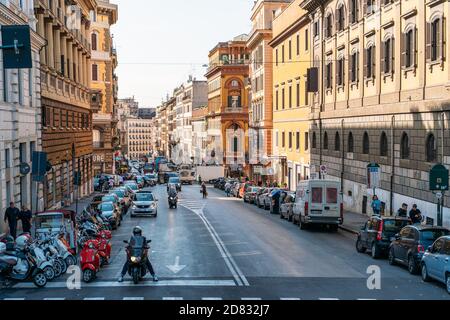 Rom, Italien - 2020: Historisches Zentrum von Rom, Italien mit alten Gebäuden, Touristen auf Straßen und Autoverkehr. Italienische Reisen. Stockfoto