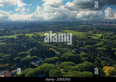 Grüner Park und Wiesen der Via Appia Antica in Rom, Italien. Luftaufnahme der alten europäischen Naturlandschaft. Stockfoto