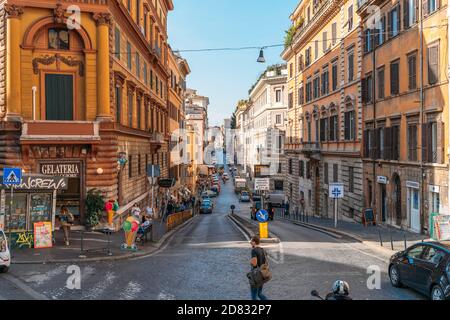Rom, Italien - 2020: Historisches Zentrum von Rom, Italien mit alten Gebäuden, Touristen auf Straßen und Autoverkehr. Italienische Reisen. Stockfoto