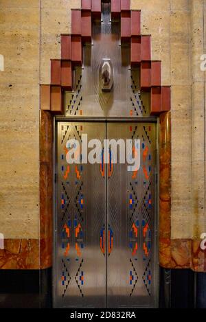 Aufzugstür im Art-Deco Guardian Building in Detroit, Michigan Stockfoto