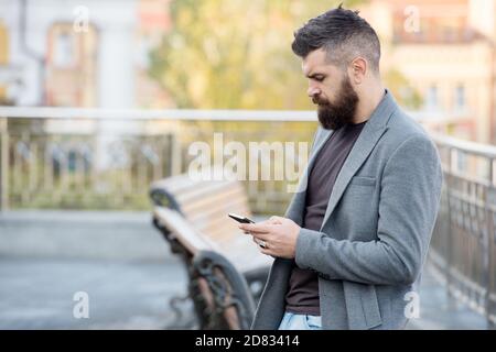 Busy Hipster bekam Nachricht über elektronische Mail im Smartphone mit mobilen Internet städtischen im Freien, E-Mail. Stockfoto