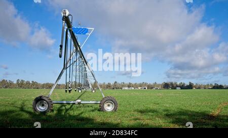 Beenden Sie den Blick auf die Pivot Bewässerungsanlage im ländlichen Australien Stockfoto