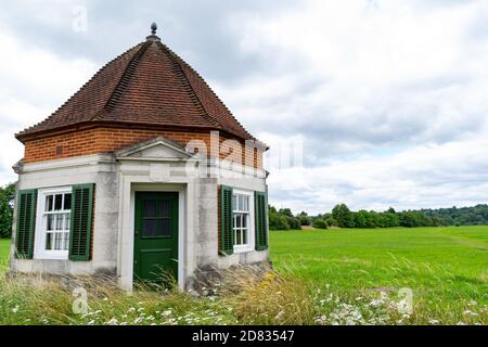 Windsor, Großbritannien - 28. Juli 2020: Eines der Lutyens Kiosks auf der Runnymede-Wiese, historisches Gebäude im Auftrag von Lady Fairhaven Stockfoto