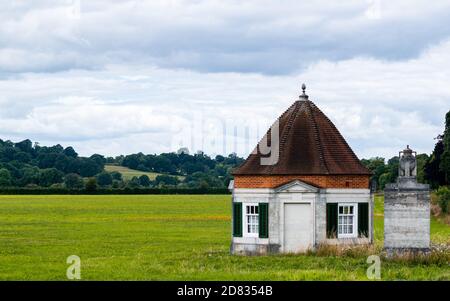 Windsor, Großbritannien - 28. Juli 2020: Eines der Lutyens Kiosks auf der Runnymede-Wiese, historisches Gebäude im Auftrag von Lady Fairhaven Stockfoto