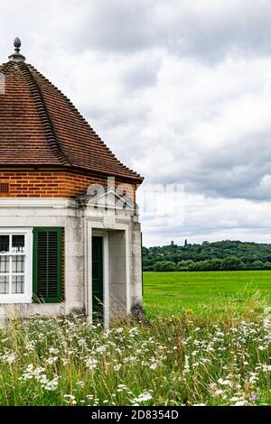 Windsor, Großbritannien - 28. Juli 2020: Eines der Lutyens Kiosks auf der Runnymede-Wiese, historisches Gebäude im Auftrag von Lady Fairhaven Stockfoto