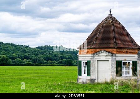 Windsor, Großbritannien - 28. Juli 2020: Eines der Lutyens Kiosks auf der Runnymede-Wiese, historisches Gebäude im Auftrag von Lady Fairhaven Stockfoto